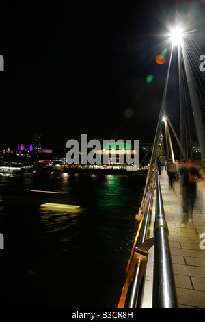 Royal Festival Hall und National Theatre gesehen eines der Golden Jubilee Stege, South Bank, London Stockfoto