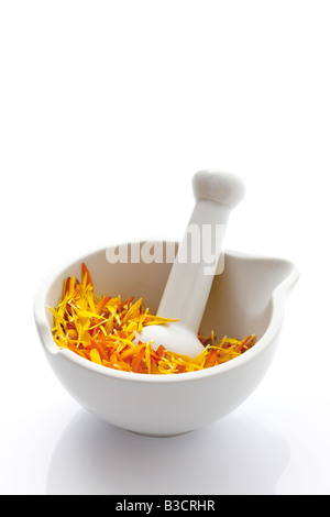 Ringelblumenblüten (Calendula Officinalis) im Mörser mit Stößel, Nahaufnahme Stockfoto