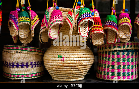 Bunte Stroh Körbe Schuhe und sonstiges Kunsthandwerk Chengdu Sichuan China Stockfoto