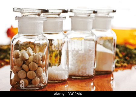 Apotheker-Flaschen mit homöopathischen Mittel, Nahaufnahme Stockfoto