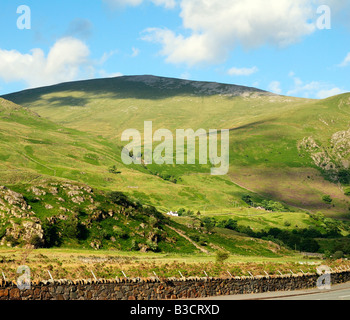 Ackerland in Llanberis in Gwynedd Nord-Wales in der Nähe von Llanberis Pass und der Snowdon Mountain range Stockfoto