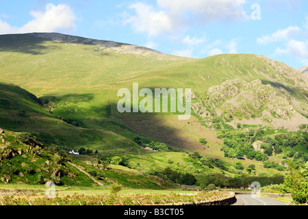 Ackerland in Llanberis in Gwynedd Nord-Wales in der Nähe von Llanberis Pass und der Snowdon Mountain range Stockfoto