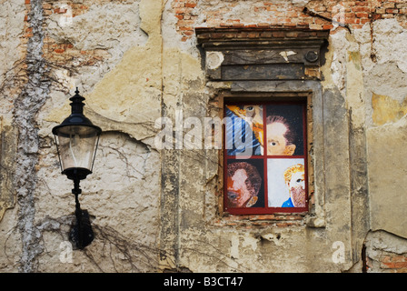 Kunst-Anzeige auf verfallene Gebäude in der Altstadt, Bratislava, Slowakei Stockfoto