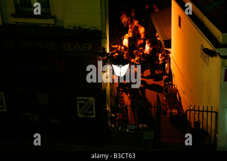 Nachtschwärmer trinken außerhalb Gordons Weinbars &amp; Weinstuben in Villiers Street, Charing Cross, London Stockfoto