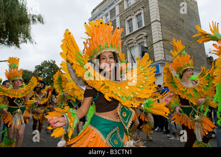 Vereinigtes Königreich, ENGLAND, 25. August 2008. Die Parade führt vorbei am Finaltag der Notting Hill Carnival im Westen von London. Stockfoto