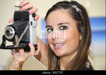 Brünettes Girl mit einer alten Kodak Junior 1 Kamera die 620 Rollfilm verwendet Stockfoto