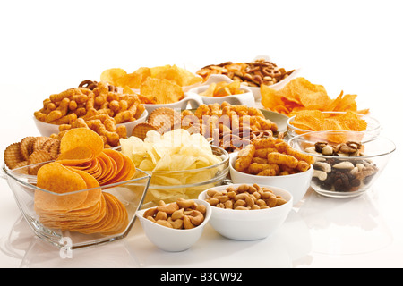 Verschiedene Snacks in Glasschalen Stockfoto