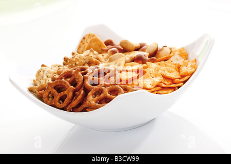 Verschiedene Snacks in Schüssel, Nahaufnahme Stockfoto