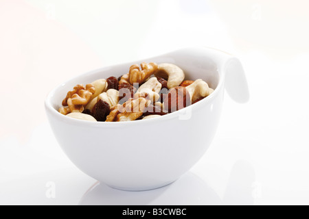 Studentenfutter in Plastikbecher, Nahaufnahme Stockfoto