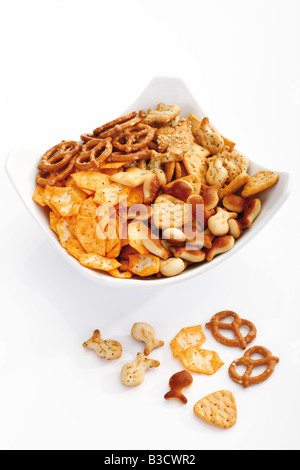 Verschiedene Snacks in Schüssel, erhöhten Blick Stockfoto