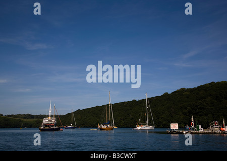 Yachten in der Carrick Roads-Mündung in der Nähe von Mylor Hafen an der River Fal in Cornwall Süd-west England Stockfoto