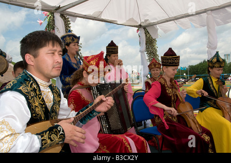 Blasmusik in traditioneller Kleidung. Kasachstan Stockfoto