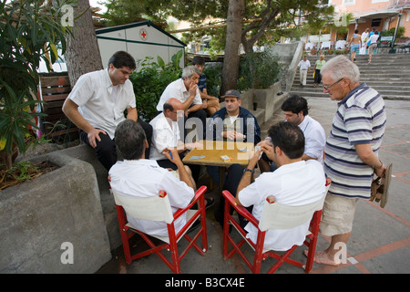 Eine Gruppe von Männern Spielkarten an der Uferpromenade in Positano Italien Stockfoto