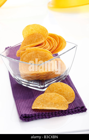 Kartoffelchips in Glasschale Stockfoto