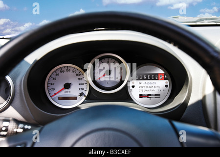 Dashboard mit Stromzähler, Nahaufnahme Stockfoto