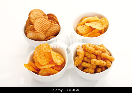 Verschiedene Snacks in Schalen, erhöhten Blick Stockfoto