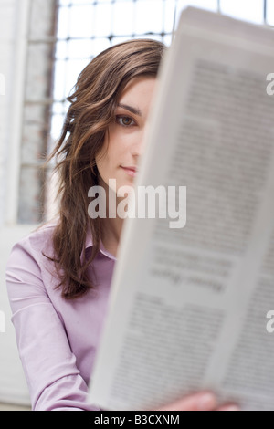 Junge Geschäftsfrau in Büro, lesen Zeitung Stockfoto