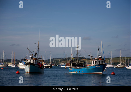 Angelboote/Fischerboote und Yachten in der Carrick Roads-Mündung in der Nähe von Mylor Hafen an der River Fal in Cornwall Süd-west England Stockfoto