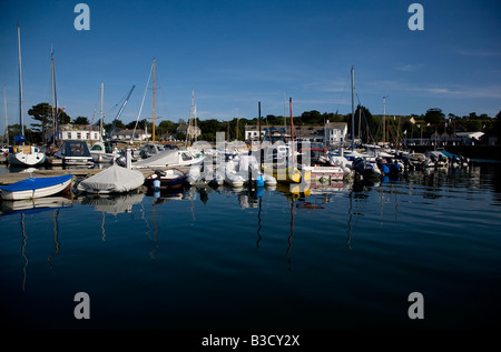 Boote und Yachten vor Anker im Hafen von Mylor in der Carrick Roads-Mündung auf der River Fal in Cornwall Süd-west England Stockfoto