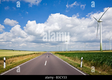 Deutschland, Sachsen-Anhalt, Windenergieanlagen im Bereich Stockfoto