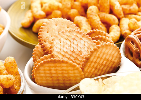 Verschiedene Snacks, Cracker in Schüssel, erhöhten Blick Stockfoto