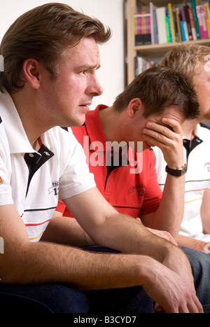 Fußball-Fans, Fußball-Spiel im Fernsehen anschauen Stockfoto