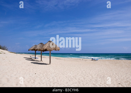 Mexiko, Cozumel, Strandkörbe und Palapas am tropischen Strand Stockfoto