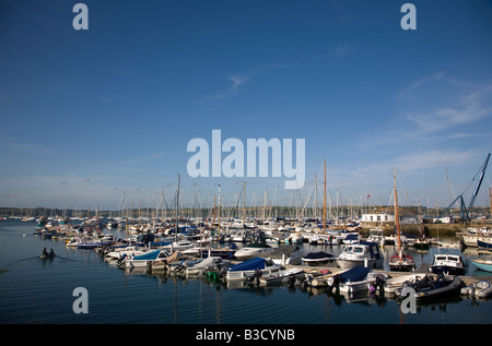 Boote und Yachten vor Anker im Hafen von Mylor in der Carrick Roads-Mündung auf der River Fal in Cornwall Süd-west England Stockfoto