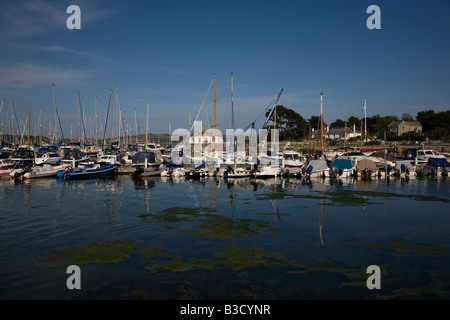 Boote und Yachten vor Anker im Hafen von Mylor in der Carrick Roads-Mündung auf der River Fal in Cornwall Süd-west England Stockfoto