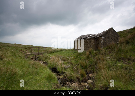 Alten verfallenen Scheune mit Sturm vorbei auf den Yorkshire moors Stockfoto