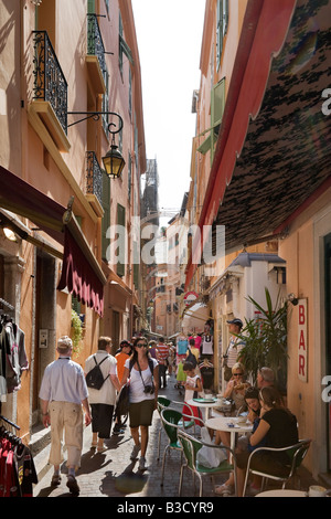 Geschäfte und Café auf eine typische Straße in der Altstadt (Monaco-Ville), Monaco, Cote d ' Azur, Cote d ' Azur, Frankreich Stockfoto