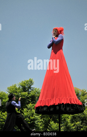 Australische Performancegruppe Strange Fruit unterhaltsam in der Innenstadt von Los Angeles, Kalifornien Stockfoto