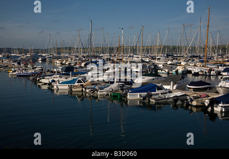 Boote und Yachten vor Anker im Hafen von Mylor in der Carrick Roads-Mündung auf der River Fal in Cornwall Süd-west England Stockfoto