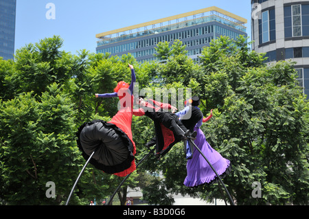 Australische Performancegruppe Strange Fruit unterhaltsam in der Innenstadt von Los Angeles, Kalifornien Stockfoto