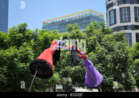 Australische Performancegruppe Strange Fruit unterhaltsam in der Innenstadt von Los Angeles, Kalifornien Stockfoto