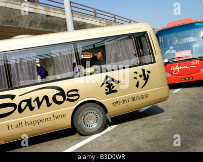 Kostenlose Shuttle-Busse sammeln Sie Touristen vom Macau Ferry Terminal und nehmen sie an der Hotel-Kasinos auf der Insel gelegen. Stockfoto