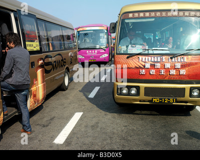 Hier kostenlose Shuttle Busse sammeln Touristen vom Macau Ferry Terminal und bringen sie zu den Casinos wie der Sand und die Wy Stockfoto