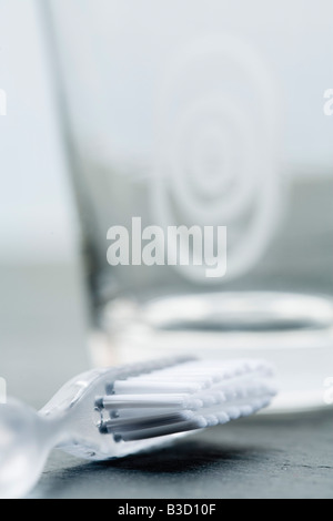 Becher, Zahnbürste, Nahaufnahme Stockfoto