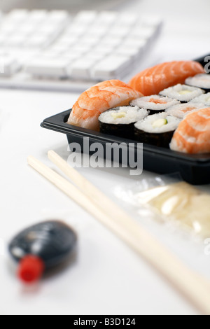 Sushi-Lunch am Arbeitsplatz Stockfoto