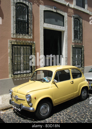 Alten Fiat 600 (seicento) außerhalb eines Hauses auf der Rua da Costa do Castelo geparkt, Lissabon, Portugal, Europa Stockfoto