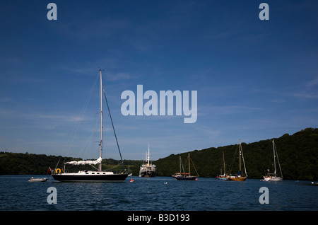 Yachten in der Carrick Roads-Mündung in der Nähe von Mylor Hafen an der River Fal in Cornwall Süd-west England Stockfoto