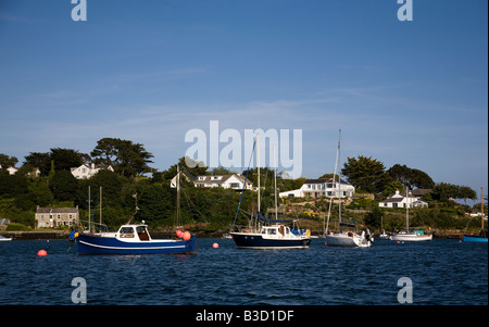 Yachten in der Carrick Roads-Mündung in der Nähe von Mylor Hafen an der River Fal in Cornwall Süd-west England Stockfoto