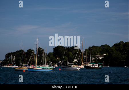 Yachten in der Carrick Roads-Mündung in der Nähe von Mylor Hafen an der River Fal in Cornwall Süd-west England Stockfoto