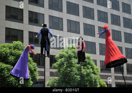 Australische Performancegruppe Strange Fruit unterhaltsam in der Innenstadt von Los Angeles, Kalifornien Stockfoto