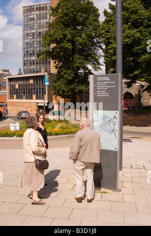 Menschen auf der Suche bei großen außerhalb Stadtplan in Norwich, Norfolk, Großbritannien Stockfoto