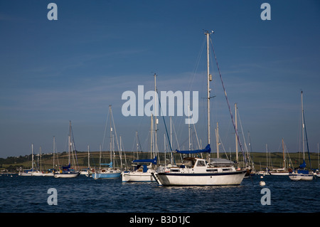 Yachten in der Carrick Roads-Mündung in der Nähe von Mylor Hafen an der River Fal in Cornwall Süd-west England Stockfoto