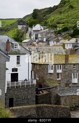 Blick vom Weg oberhalb des Hafens (in der Nähe von dem Meer Wand) im Land auf Port Issac, Cornwall, England Stockfoto