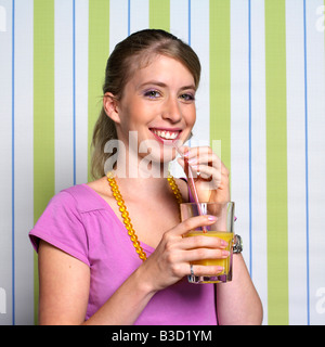 Teenager-Mädchen (16-17) trinken Orangensaft, Porträt Stockfoto