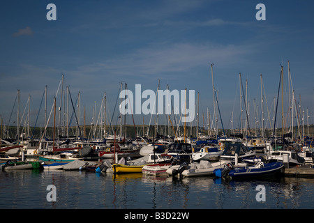 Boote und Yachten vor Anker im Hafen von Mylor in der Carrick Roads-Mündung auf der River Fal in Cornwall Süd-west England Stockfoto