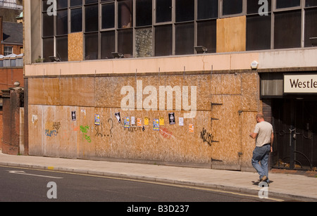 Mit Brettern vernagelt Geschäftsräume in Westlegate, Norwich, Norfolk, Großbritannien Stockfoto